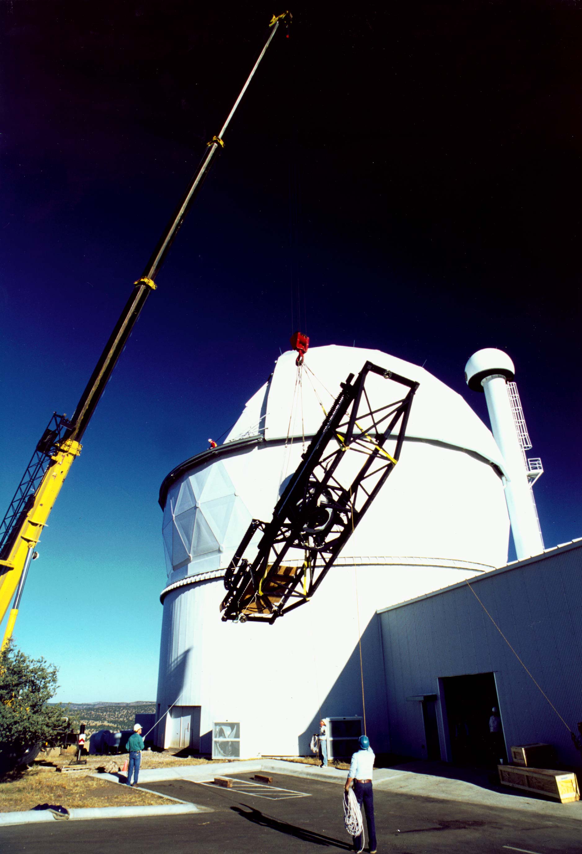 APOD: 1996 December 27 – HET: The New Largest Optical Telescope