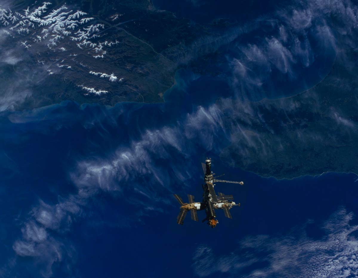APOD: 1996 October 26 – Mir Over New Zealand