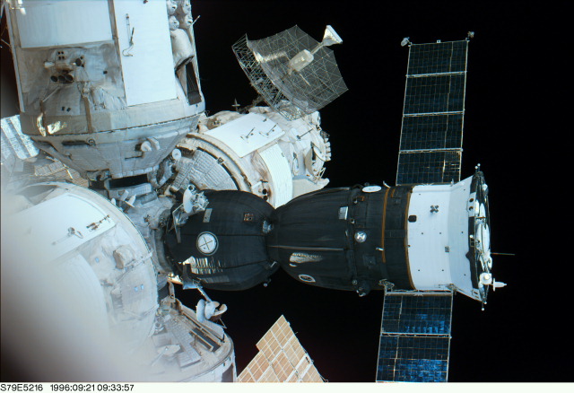 APOD: 1996 September 28 – A Soyuz at Mir