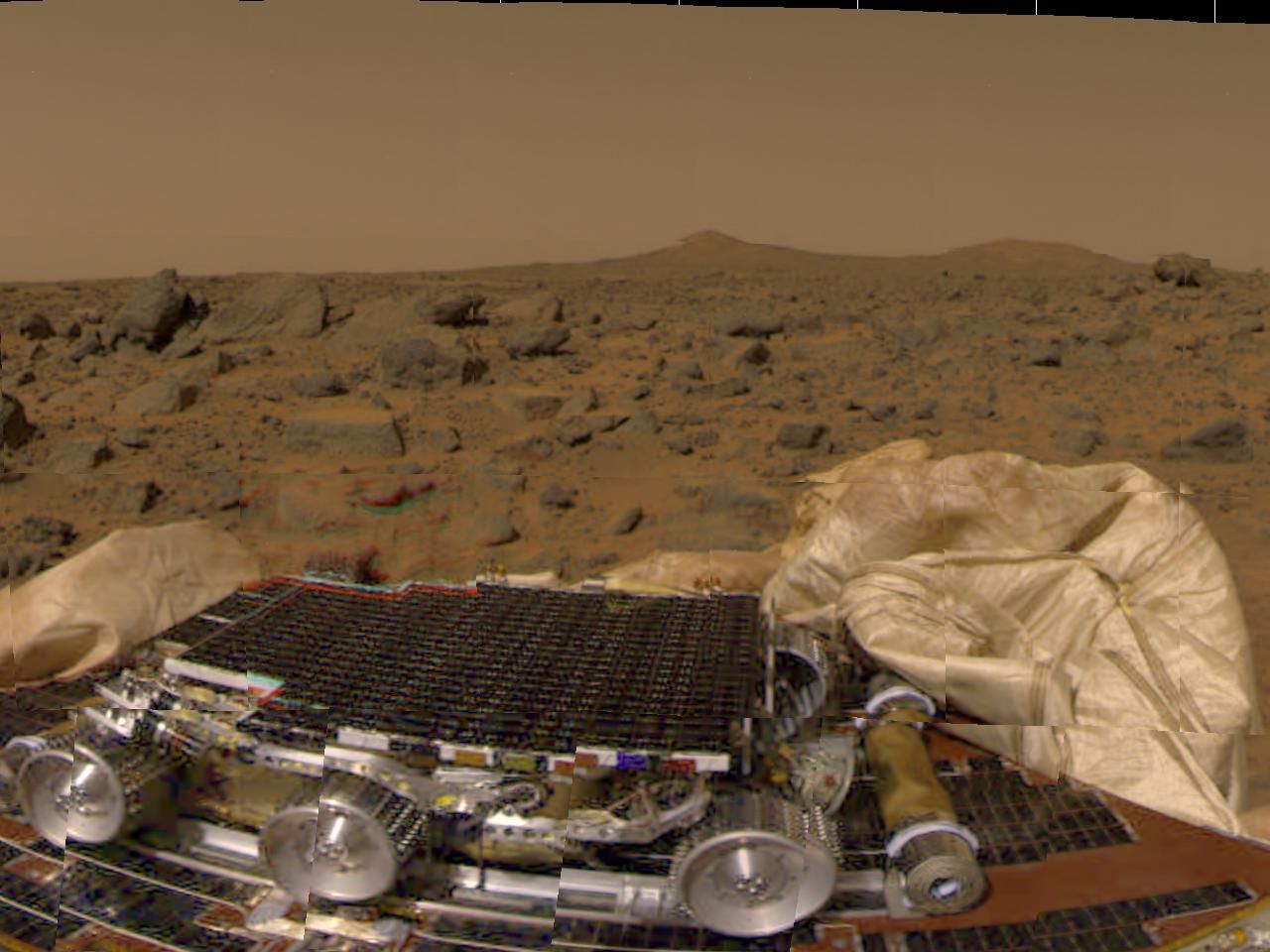 APOD: 1997 July 05 – Pathfinder on Mars