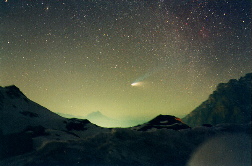 APOD: 1997 March 17 – Comet Hale-Bopp Over Val Parola Pass