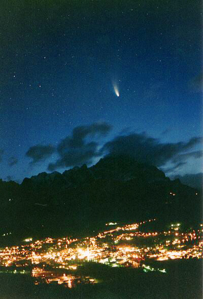 APOD: 1997 March 28 – A Comet In The Sky