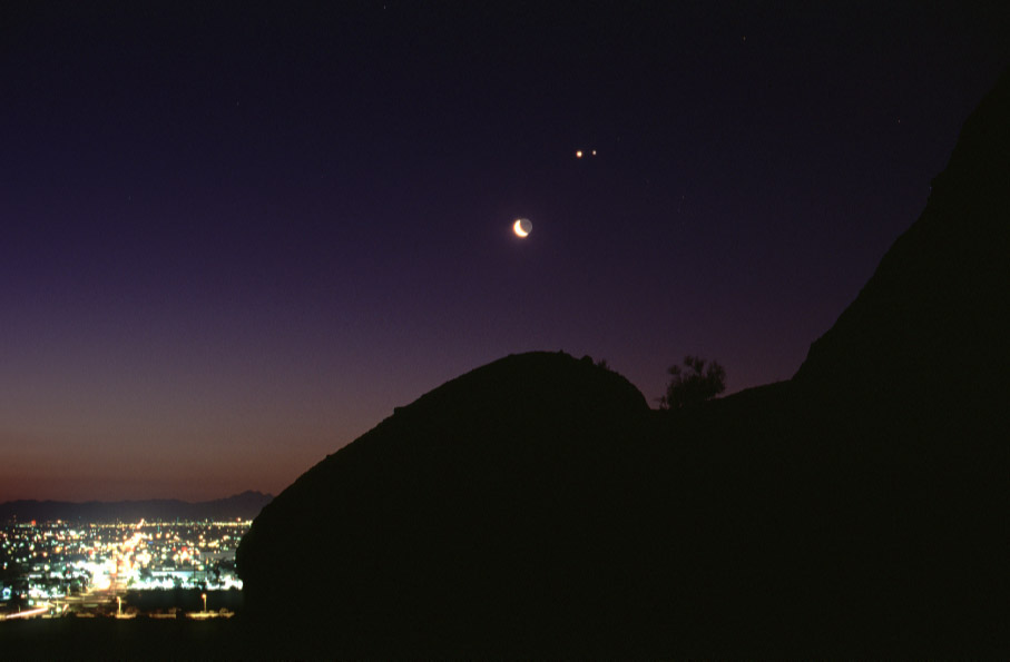 APOD: 1998 August 25 – Moon, Venus, Jupiter, Phoenix