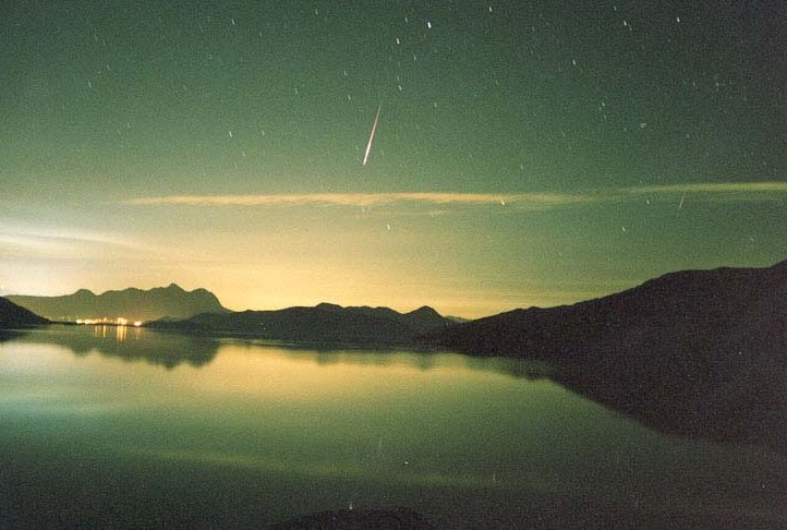 APOD: 1998 December 22 – Dawn of the Leonids