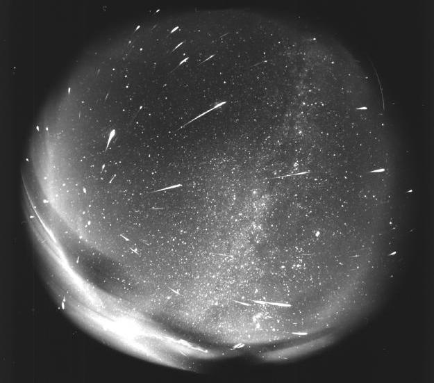 APOD: 1998 December 08 – Leonids from Leo