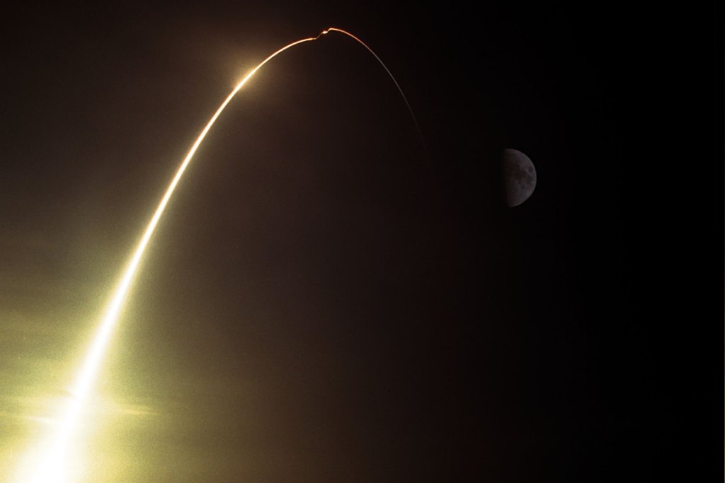APOD: 1998 January 08 – Destination: Moon