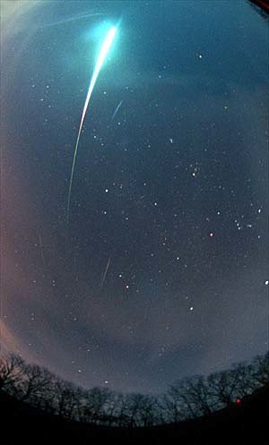 A Leonid Bolide Over Kansas — APOD for 1998-11-25