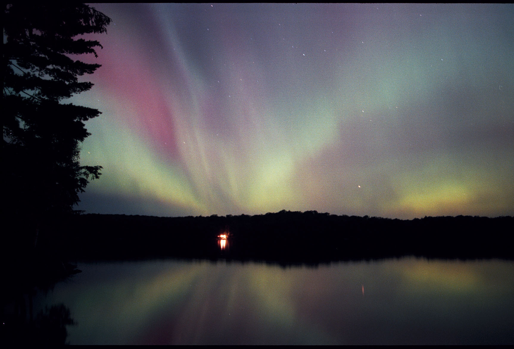 APOD: 1998 September 01 – A Colorful Aurora