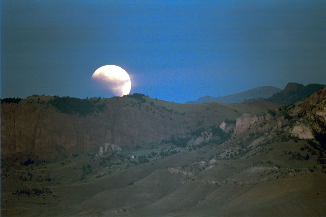APOD: 1999 September 02 – Eclipse Over The Mountain