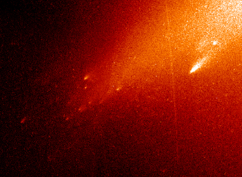 APOD: 2000 August 08 – Comet LINEAR Disperses