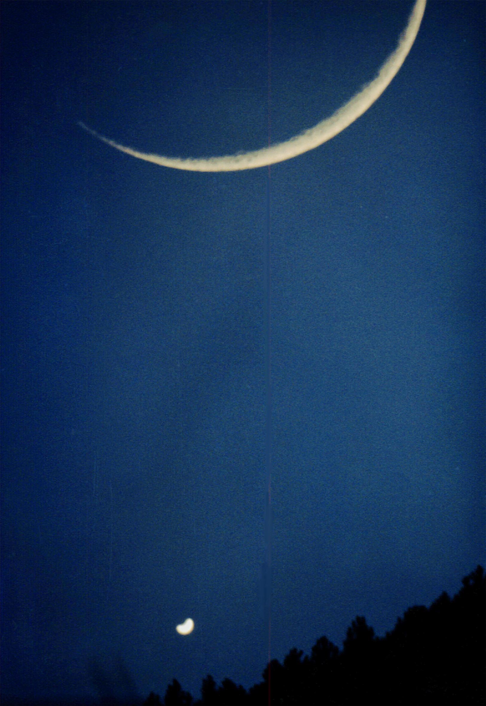 APOD: 2000 July 28 – Moon And Venus Share The Sky