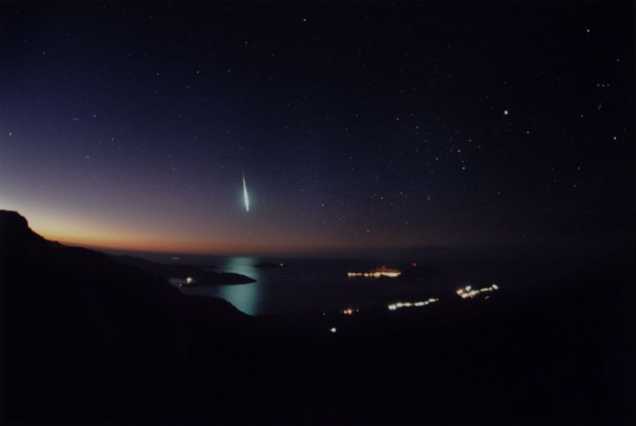 APOD: 2001 December 7 – Mediterranean Leonid 2001