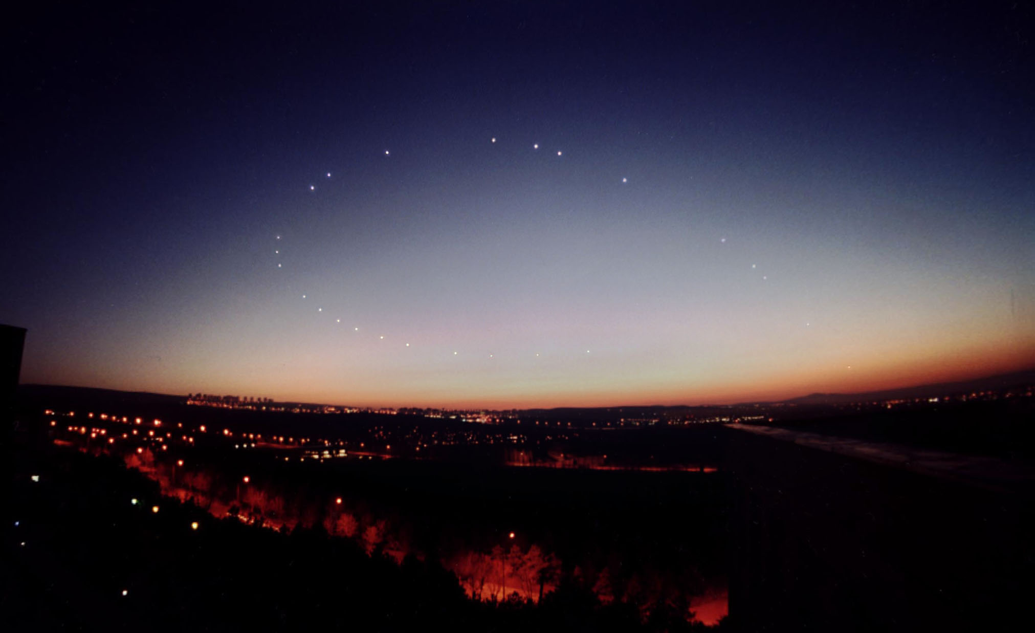 APOD: 2001 June 1 – Venus’ Evening Loop