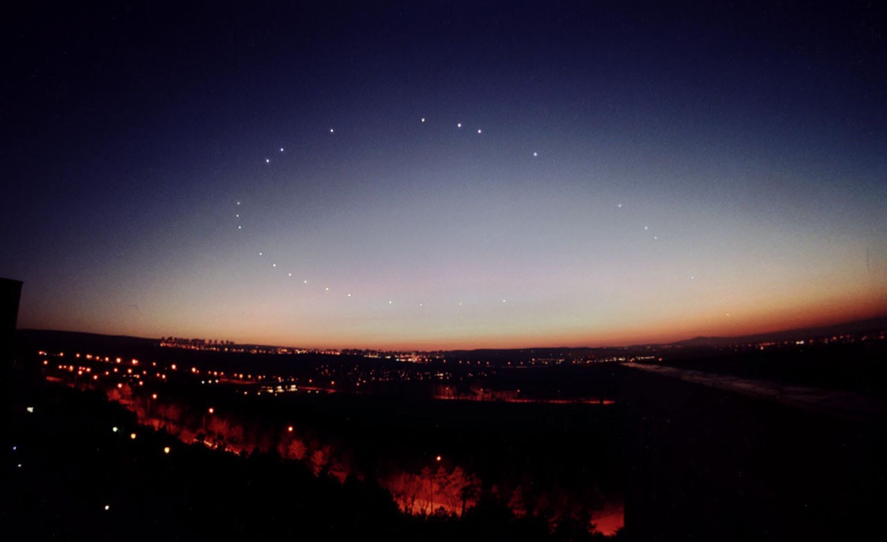 Venus' Evening Loop — APOD for 2001-06-01