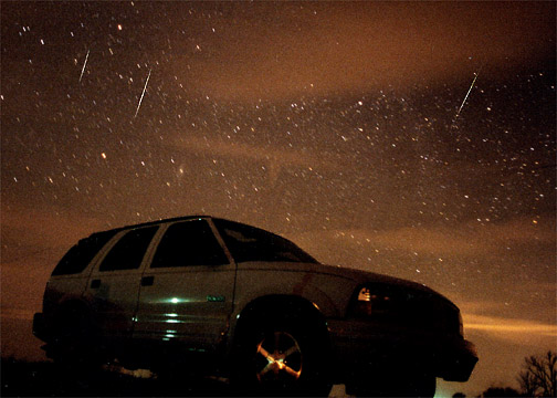 APOD: 2001 November 26 – Leonids from the Road