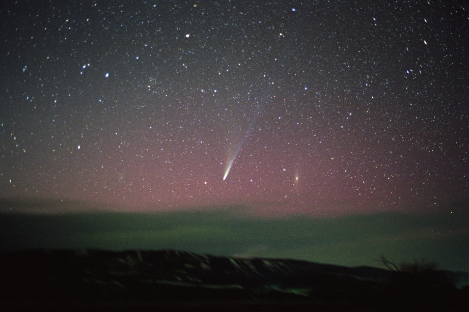 APOD: 2002 April 4 – Ikeya-Zhang: Comet Over Colorado