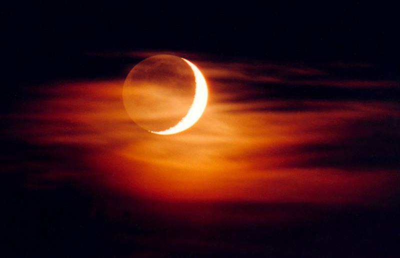 APOD: 2002 April 19 – The Old Moon in the New Moon’s Arms