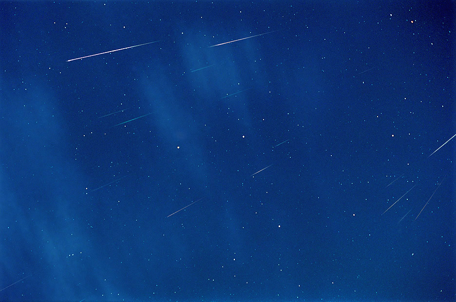 APOD: 2002 December 11 – Meteors Between Stars and Clouds