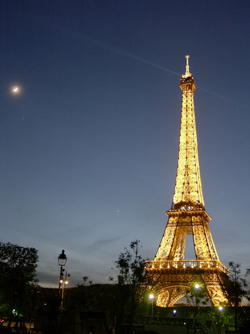 APOD: 2002 May 22 – Moon and Planets by the Eiffel Tower