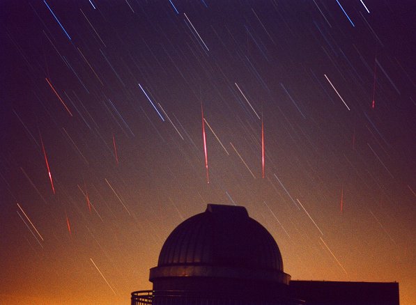 APOD: 2002 November 7 – 2001 Leonids: Meteors in Perspective