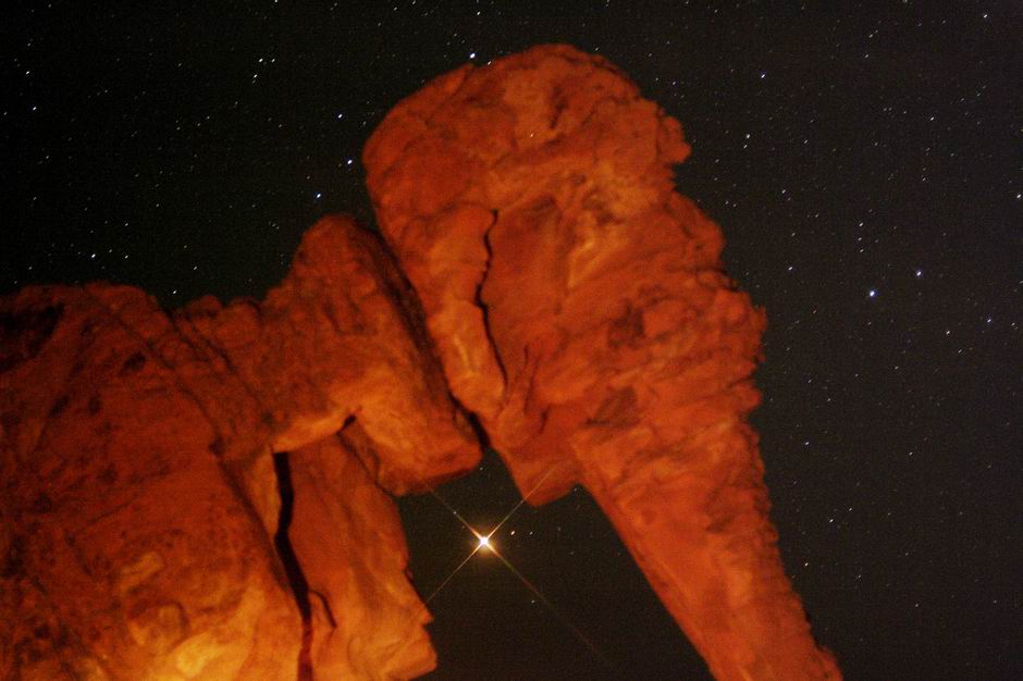 APOD: 2003 August 28 – Mars Rising Behind Elephant Rock