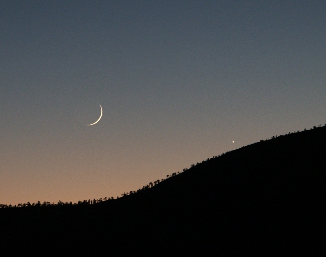 APOD: 2003 December 25 – Venus and the 37 Hour Moon