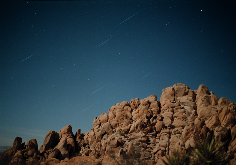 APOD: 2003 November 18 – Leonids Over Indian Cove