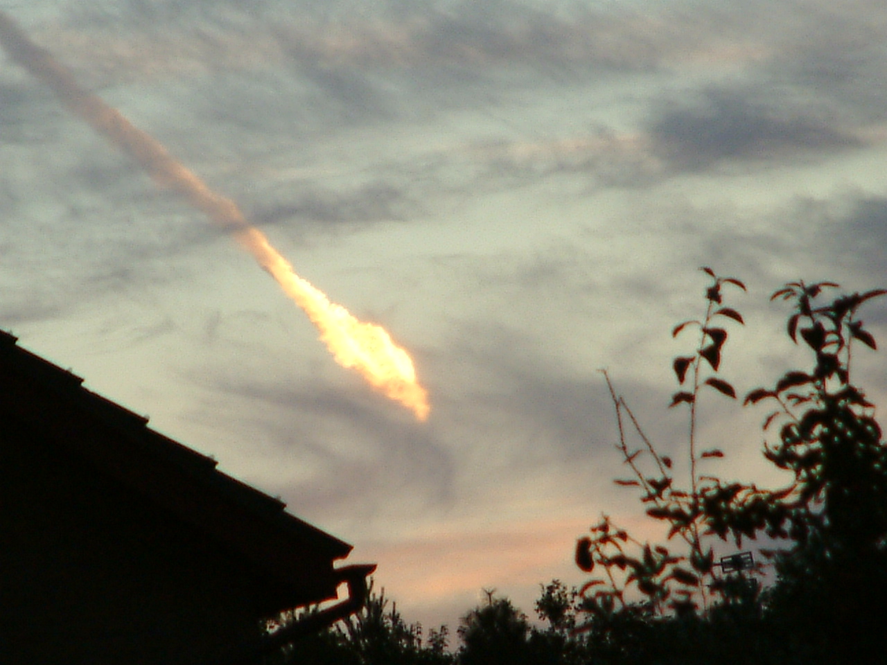 APOD: 2003 October 1 – An Unusual Event Over South Wales