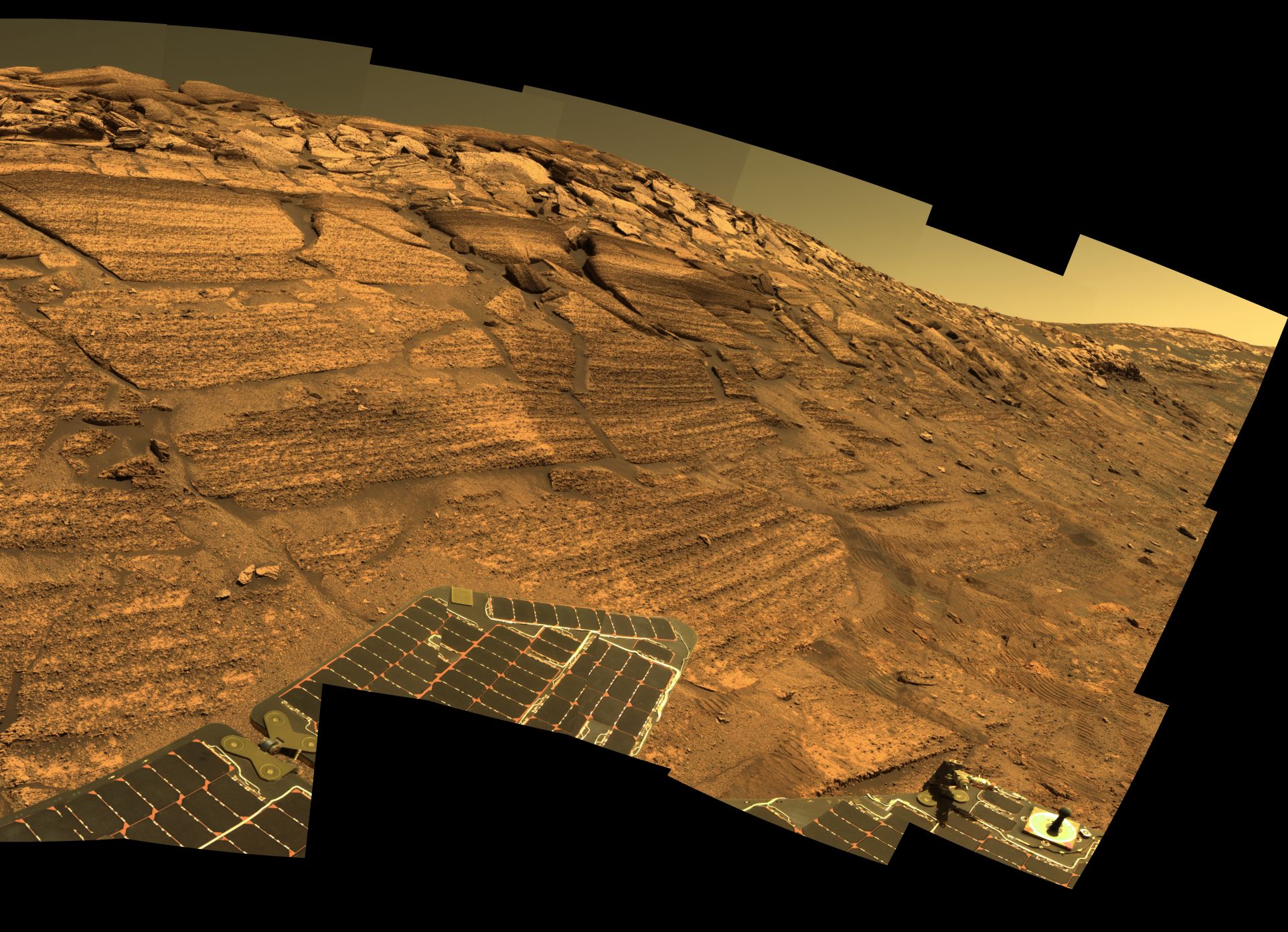 APOD: 2004 December 31 – A Year of Mars Roving
