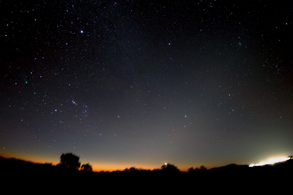 APOD: 2004 May 27 – Two Comets in Southern Skies