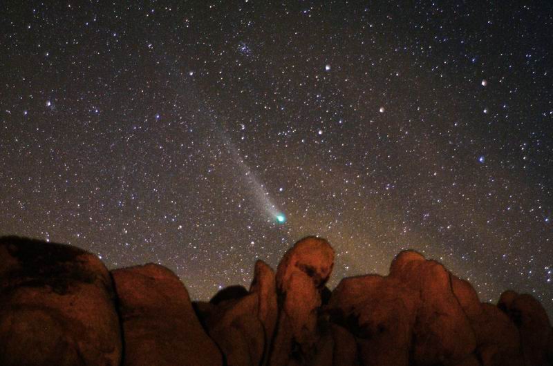 APOD: 2004 May 18 – Comet NEAT (Q4) Over Indian Cove