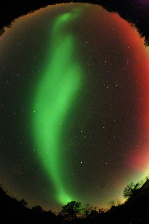 APOD: 2004 November 12 – Missouri’s Green Ribbon Sky