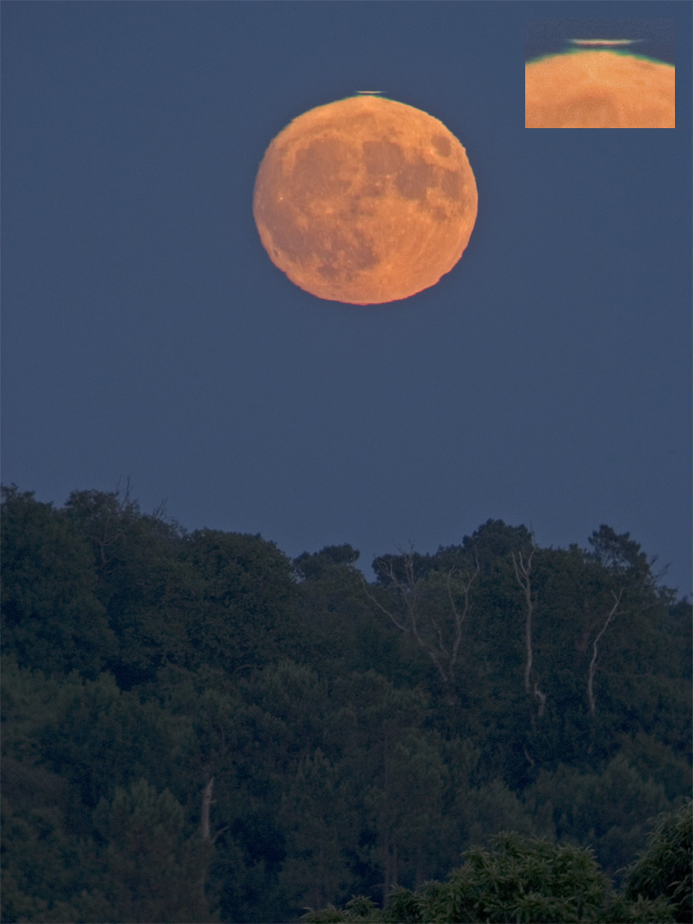 APOD: 2005 August 26 – Full Moon, Green Rim