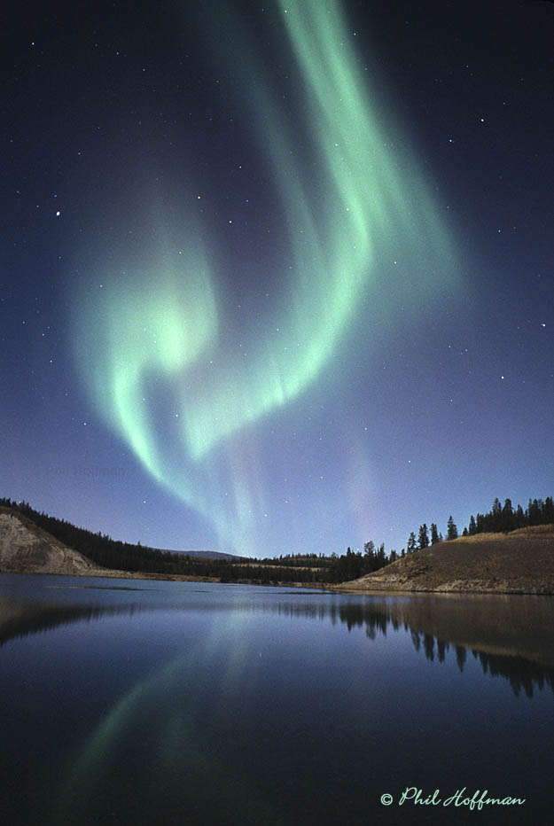 APOD: 2005 August 7 – Dueling Auroras