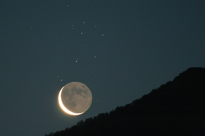 APOD: 2006 June 29 – Old Moon and Sister Stars