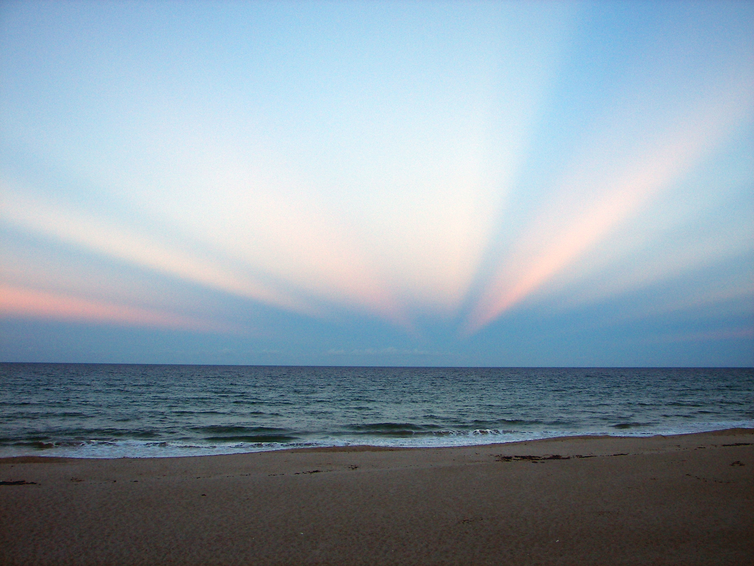 APOD: 2006 September 17 – Anticrepuscular Rays Over Florida