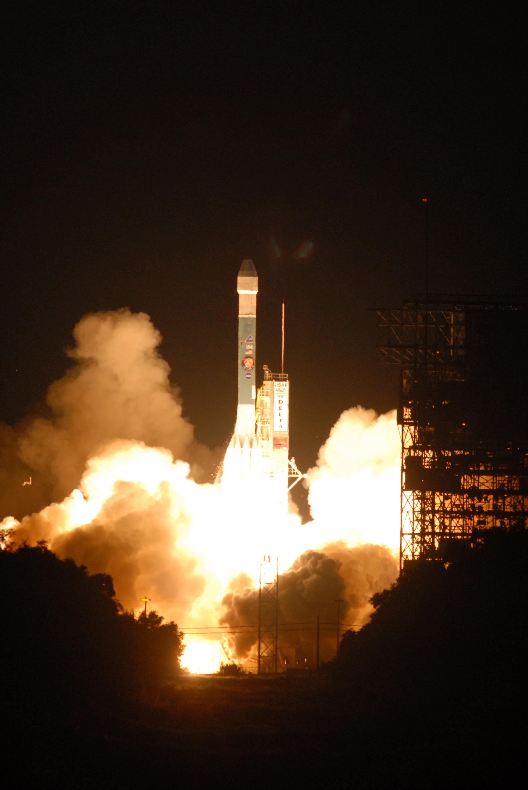 APOD: 2007 August 8 – Phoenix Rises Toward Mars