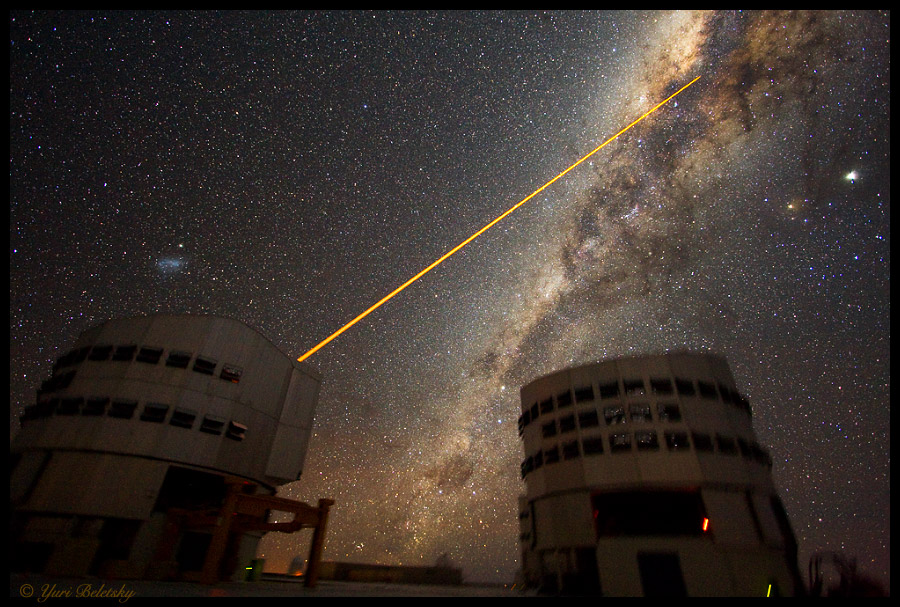APOD: 2007 July 31 – A Laser Strike at the Galactic Center