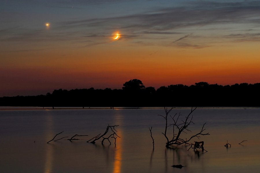 APOD: 2007 July 18 – Planets over Pony Express Lake