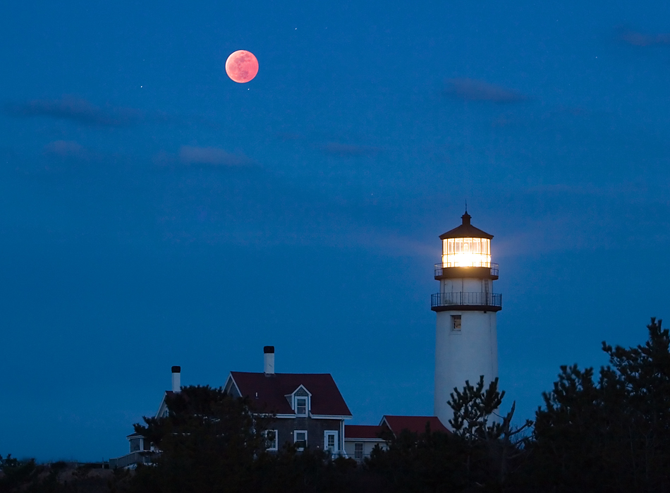 APOD: 2007 March 10 – Eclipse with Lighthouse