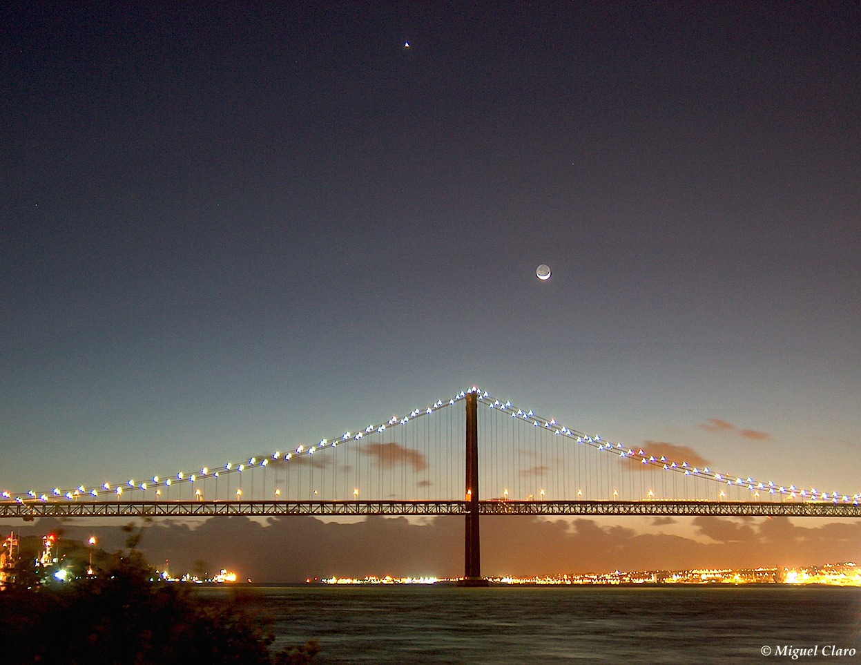 APOD: 2007 March 24 – Lisbon Moonset