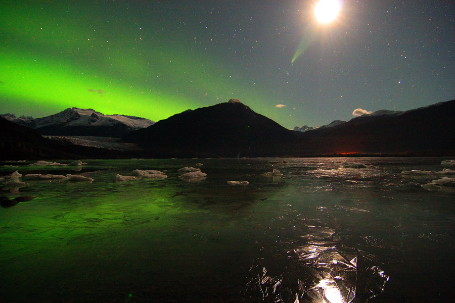 APOD: 2007 November 19 – Aurora in the Distance