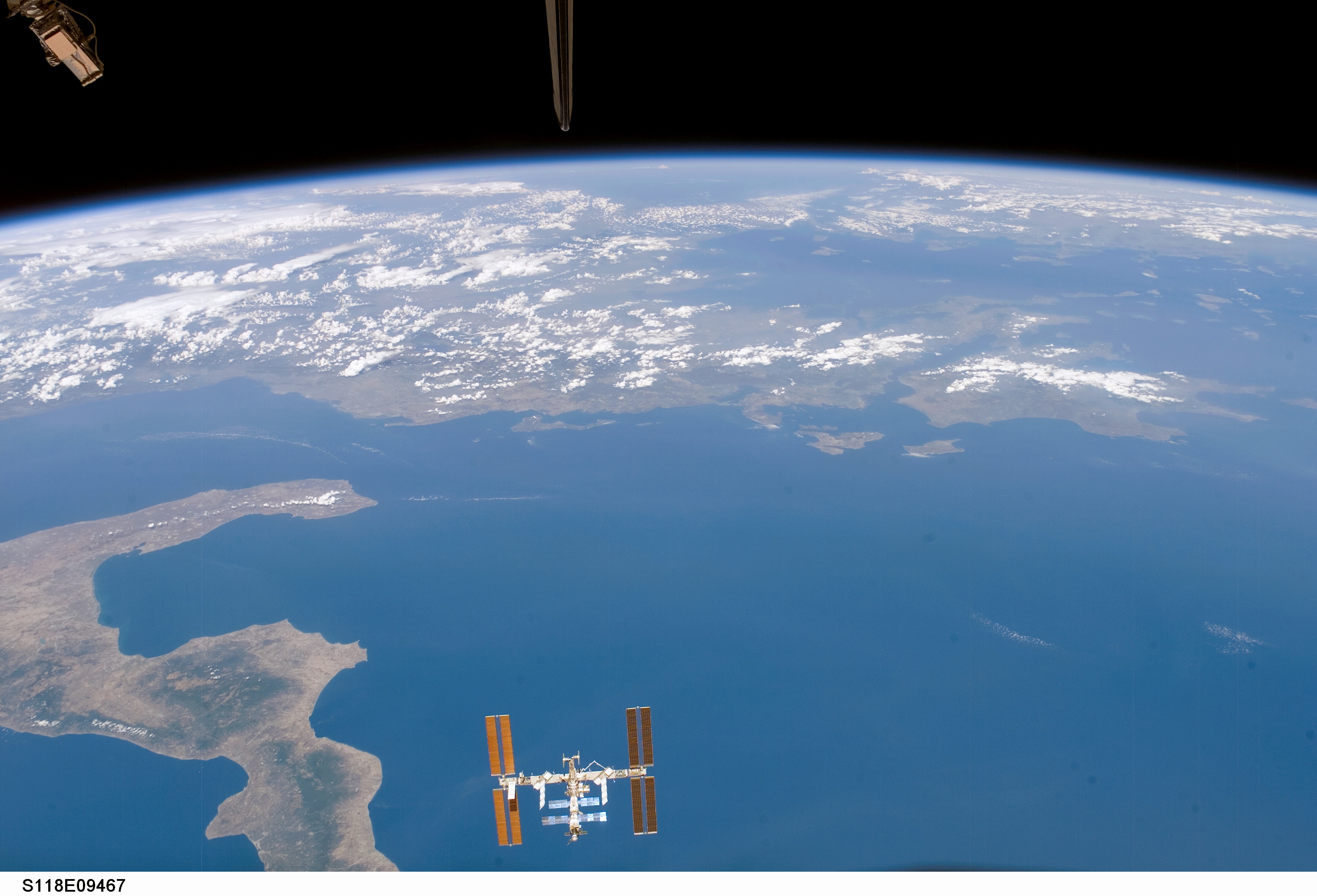 APOD: 2007 November 27 – Space Station Over the Ionian Sea