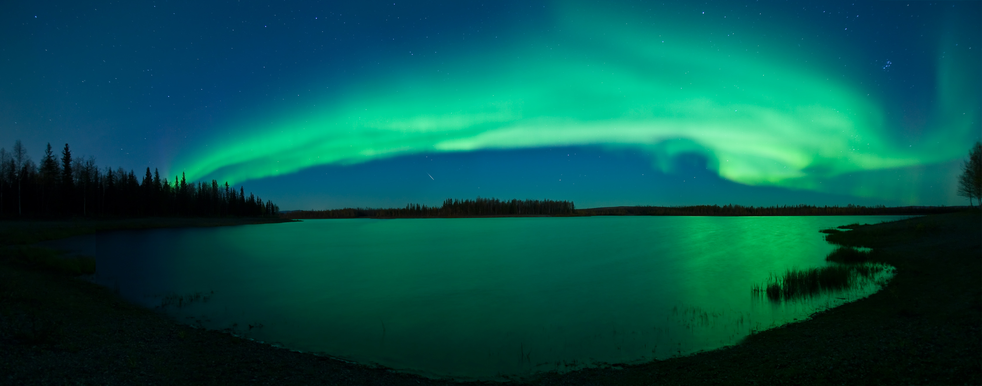 APOD: 2007 October 9 – Aurora, Stars, Meteor, Lake, Alaska