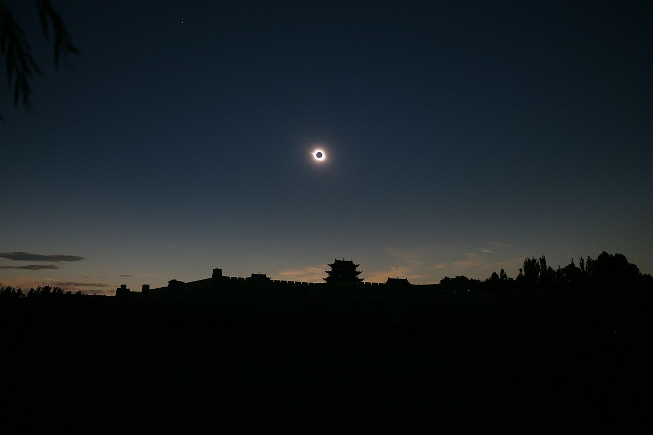 APOD: 2008 August 31 – Eclipse over the Great Wall