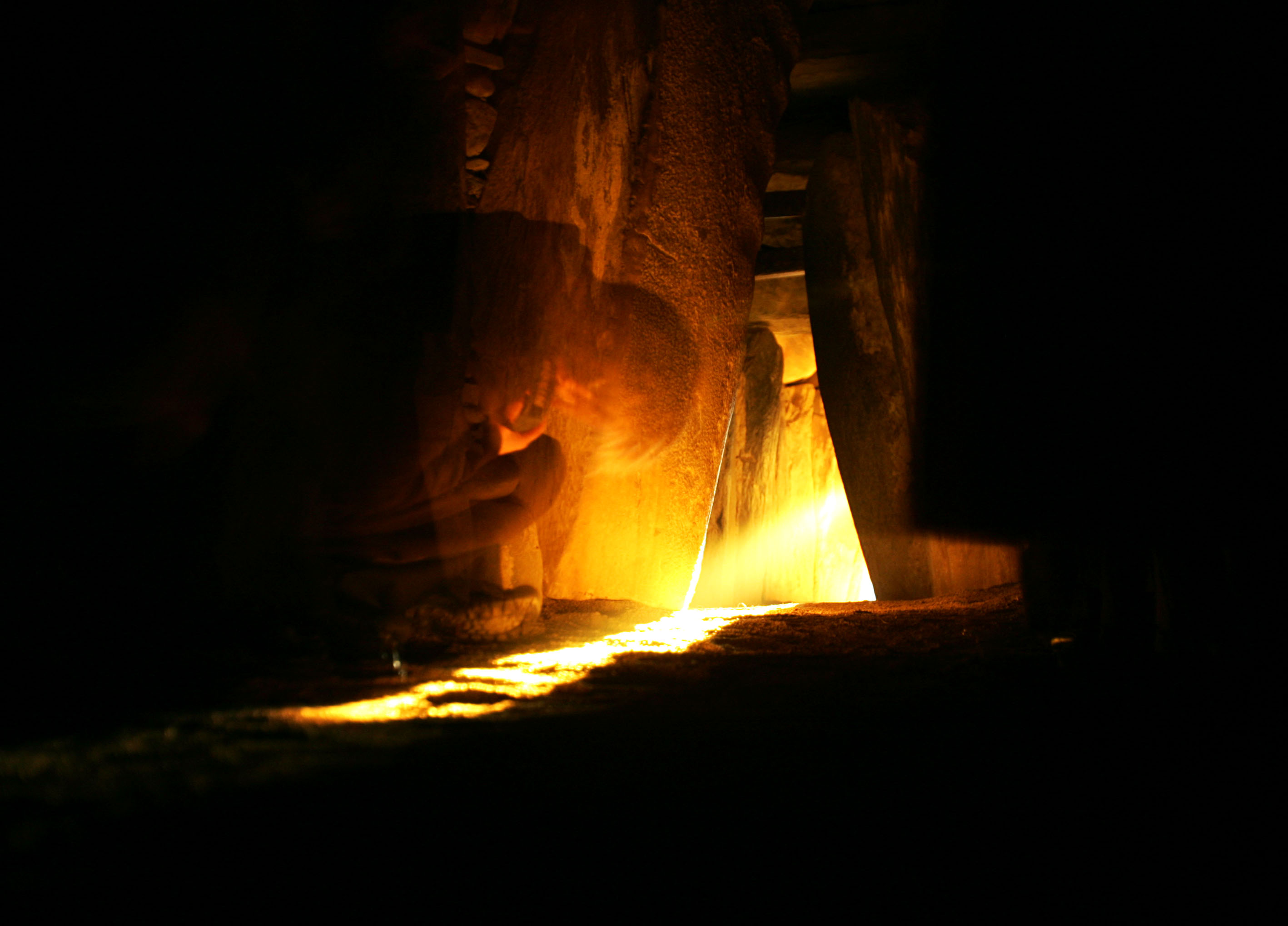 APOD: 2008 December 20 – Solstice at Newgrange