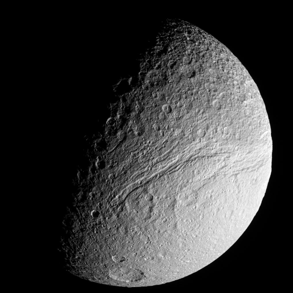 APOD: 2008 June 24 – Ithaca Chasma: The Great Rift on Saturn’s Tethys
