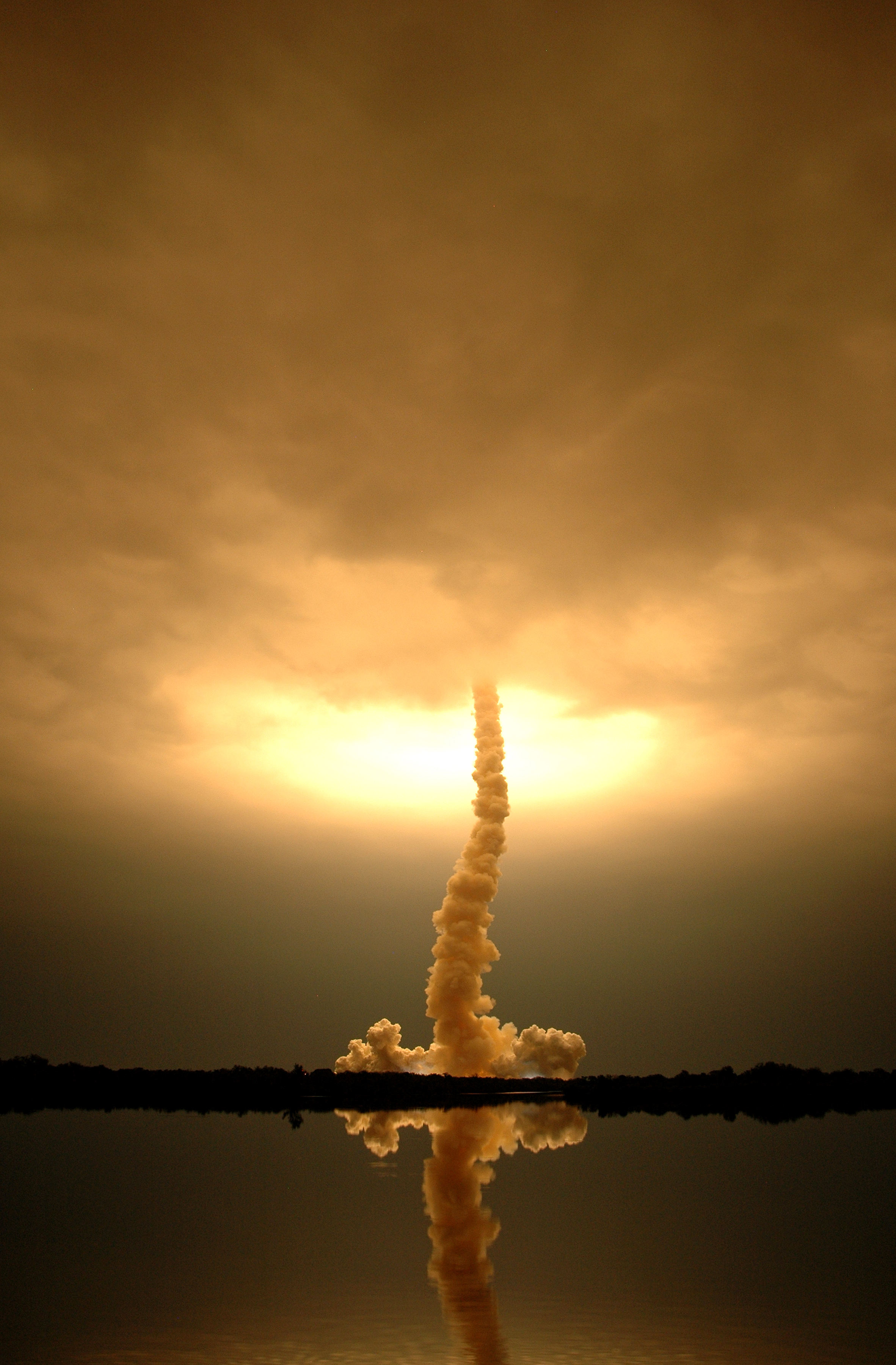 APOD: 2008 March 16 – Endeavour to Orbit