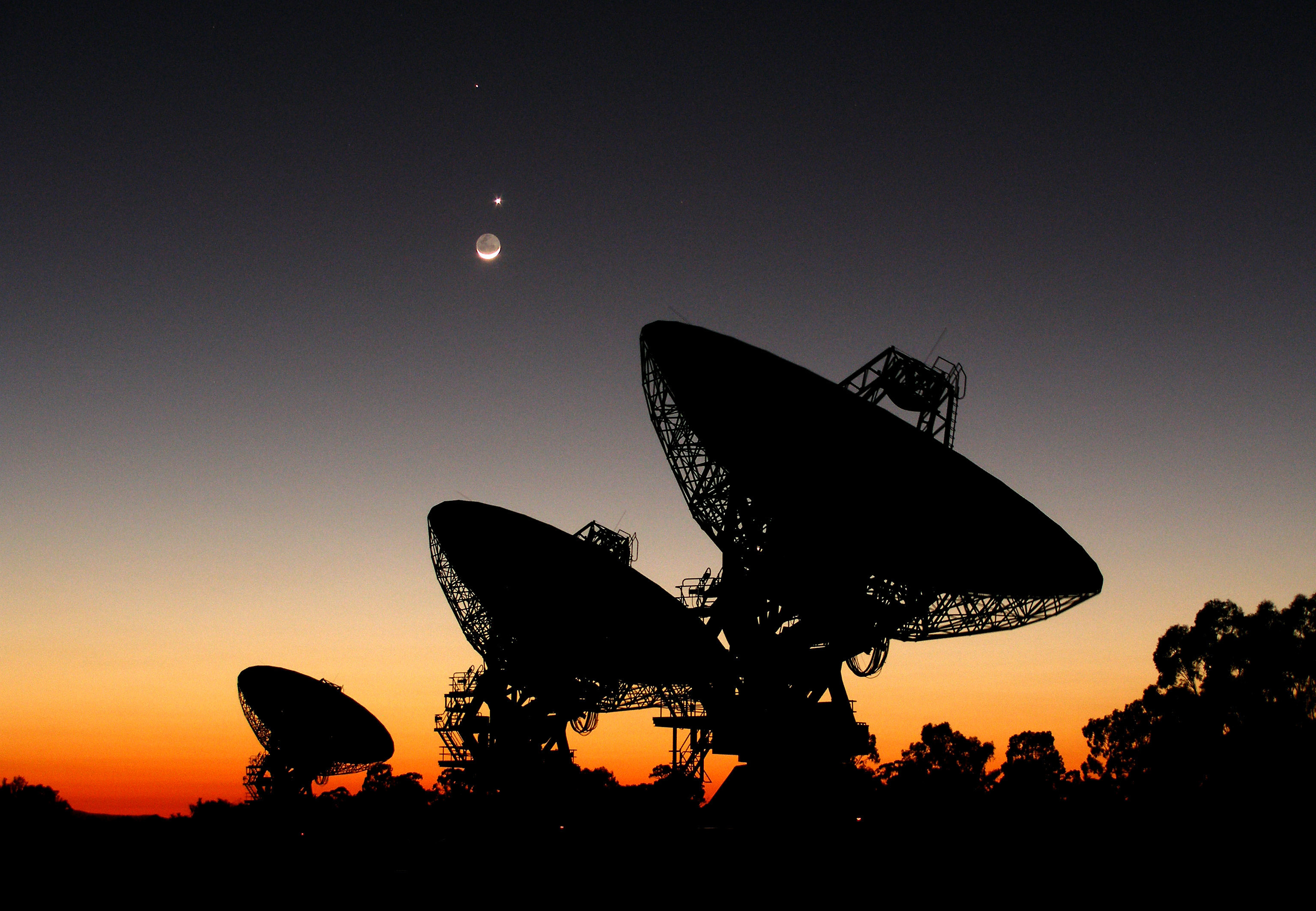 APOD: 2008 March 10 – Planets Align Over Australian Radio Telescope Array