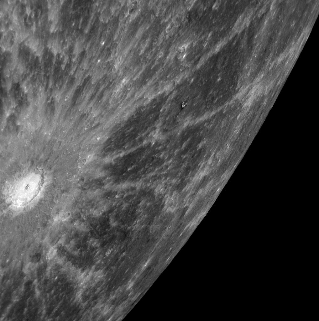 APOD: 2008 November 3 – A Spectacular Rayed Crater on Mercury
